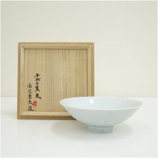 画像1: 右近造　青白磁平茶碗（共箱） (1)