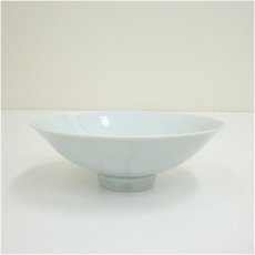 画像2: 右近造　青白磁平茶碗（共箱） (2)