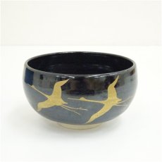 画像2: 薩摩焼　秀苑造　金彩双鶴茶碗（箱付） (2)