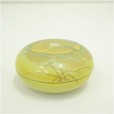 画像2: 丸谷焼　光陽窯　山田登陽志造　金彩花文香合（共箱） (2)