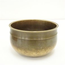 画像2: 鋳師　三代目　宝塚義正造 　唐銅糸目建水（共箱） (2)