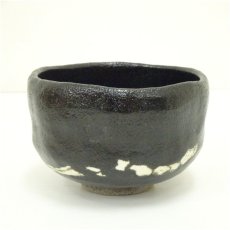 画像2: 方円窯　西村壹楽造　黒楽惺入荒磯写茶碗（共箱） (2)