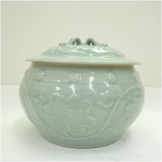 画像2: 龍泉窯写　青磁砧牡丹文水指（保護箱） (2)