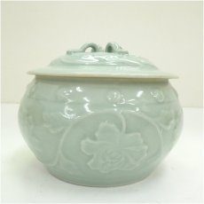 画像3: 龍泉窯写　青磁砧牡丹文水指（保護箱） (3)