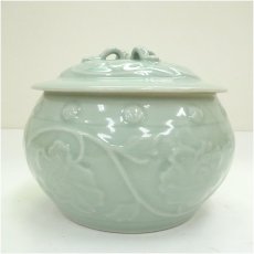 画像4: 龍泉窯写　青磁砧牡丹文水指（保護箱） (4)