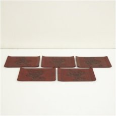 画像2: 山海堂造　鎌倉彫色紙型銘々皿5客（共箱） (2)