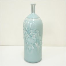 画像2: 松本為佐視造　青白磁富貴草花刻飾壷（花器）（共箱） (2)