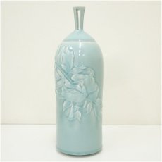 画像3: 松本為佐視造　青白磁富貴草花刻飾壷（花器）（共箱） (3)