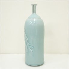 画像4: 松本為佐視造　青白磁富貴草花刻飾壷（花器）（共箱） (4)