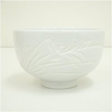 画像2: 出石焼　小嶋昇山造　白磁草花彫茶碗（共箱） (2)