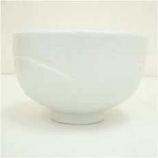 画像3: 出石焼　小嶋昇山造　白磁草花彫茶碗（共箱） (3)