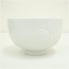 画像4: 出石焼　小嶋昇山造　白磁草花彫茶碗（共箱） (4)