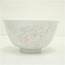 画像2: 出石焼　豊泉窯　森垣豊造　白磁牡丹彫刻彩磁茶碗（共箱） (2)