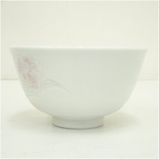 画像4: 出石焼　豊泉窯　森垣豊造　白磁牡丹彫刻彩磁茶碗（共箱） (4)