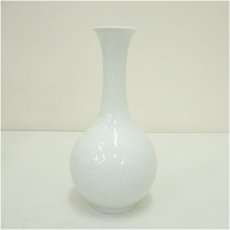 画像2: 有田焼　奥川忠右衛門造　白磁鶴首花瓶（共箱） (2)