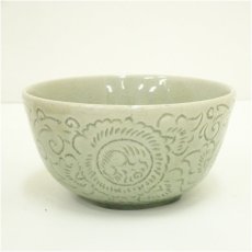 画像2: タイ製　青磁花彫刻茶碗（共箱） (2)