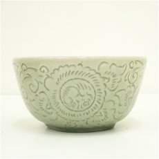 画像3: タイ製　青磁花彫刻茶碗（共箱） (3)