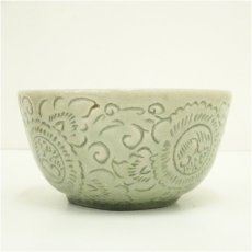 画像4: タイ製　青磁花彫刻茶碗（共箱） (4)