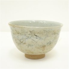 画像2: 嵐山　三楽造　灰釉草花絵茶碗（保護箱） (2)