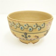 画像2: 湯之根窯　加藤達次造　色絵奈志茶碗（勅題：春）（共箱） (2)