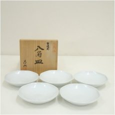 画像1: 有田焼　清六窯　中村清六造　白地彫八角皿5客（共箱） (1)