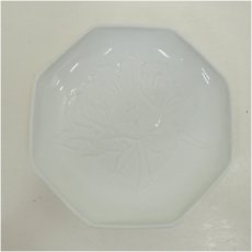画像2: 有田焼　清六窯　中村清六造　白地彫八角皿5客（共箱） (2)