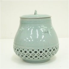 画像4: 海日（柳昌坤）造　高麗青磁透刻水指（銘：洗心）（建仁寺　竹田益州書付）（共箱・二重箱） (4)