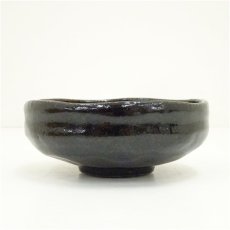 画像4: 福井楽印造　黒楽平茶碗（銘：常夏）（共箱） (4)