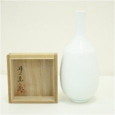 画像1: 人間国宝　井上萬二造　白磁竹彫文小花瓶（共箱） (1)