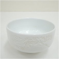 画像2: 出石焼　鶴山久章造　白磁菊彫茶碗（共箱） (2)