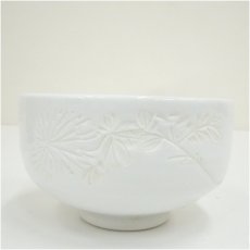 画像3: 出石焼　鶴山久章造　白磁菊彫茶碗（共箱） (3)