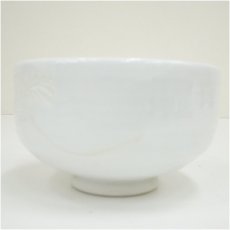 画像4: 出石焼　鶴山久章造　白磁菊彫茶碗（共箱） (4)