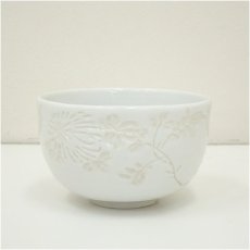画像2: 出石焼　永澤永山造　白磁草花彫茶碗（共箱） (2)