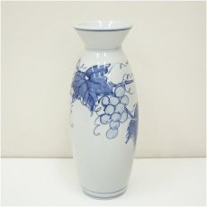 画像2: 京焼　松本為佐視造　染付葡萄文花瓶（共箱） (2)