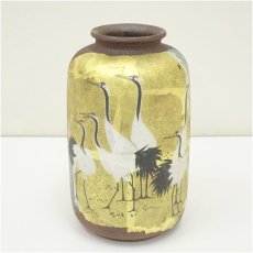 画像2: 九谷焼　北村隆造　金彩鶴花瓶（共箱） (2)