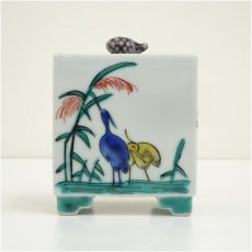 画像4: 九谷焼　陶源造　各福印　色絵香炉（共箱） (4)