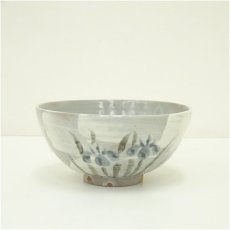 画像2: 虎渓山　水月窯造　杜若の絵鉢（共箱） (2)