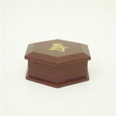 画像2: 哲公房造　溜塗寿字六角香合（而妙斎花押有）（共箱） (2)