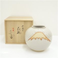 画像1: 赤膚焼　尾西楽斎造　赤富士花瓶（共箱） (1)