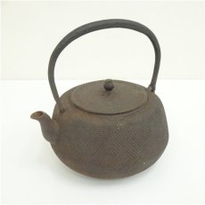 画像1: 南部鉄器　印有　霰地文鉄瓶（1854g） (1)