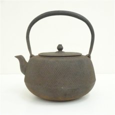画像2: 南部鉄器　印有　霰地文鉄瓶（1854g） (2)