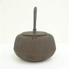 画像3: 南部鉄器　印有　霰地文鉄瓶（1854g） (3)
