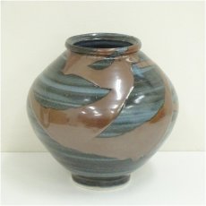 画像2: 神楽の窯　奥田康博造　呉須釉柄杓流文花瓶（共箱） (2)