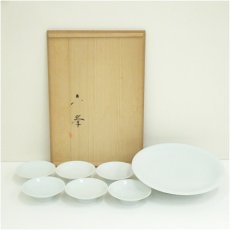 画像1: 六峰造　白磁牡丹図彫刻果物（盛小皿）6客揃（共箱） (1)