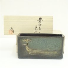 画像1: 背戸窯　加藤釥造　蒼釉鳥文花瓶（共箱） (1)