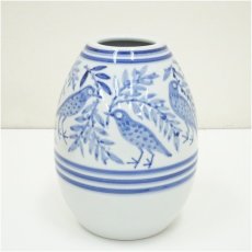画像2: 京焼　新開寛山造　「幸福を運ぶ鳥たち」染付花瓶（共箱） (2)