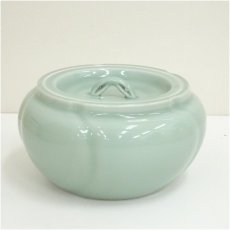 画像2: 京焼　手塚祥堂造　青磁捻梅水指（共箱） (2)