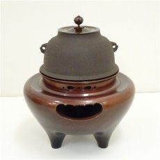 画像2: 釜師　金森紹栄造　唐銅風炉　真形釜添（釜鐶付）（保護箱） (2)