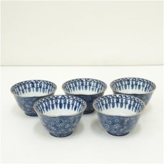 画像2: 京焼　加藤利昌造　青華梅小紋汲出碗5客（共箱） (2)