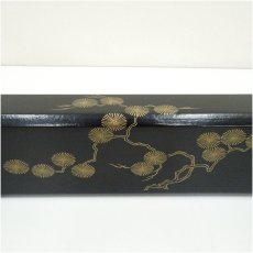 画像4: 塗師　岡本陽斎造　枝唐松蒔絵黒一閑炉縁（共箱） (4)